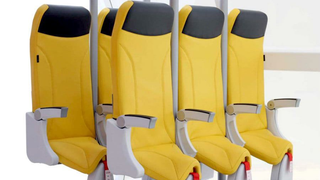 Estos nuevos asientos de avión tienen tan poco espacio entre ellos que prácticamente volarás de pie<em></em>